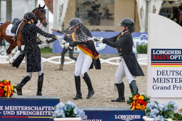BALVE - LONGINES Balve Optimum 2026, BALVE - LONGINES Balve Optimum 2026 OATLEY Rose (GER), BAUMGUERTEL Lucie-Anouk (GER), GAGEL Pia-Carlotta (GER) Meisterehrung Sektdusche Meisterbad Dressurprüfung Kl. S