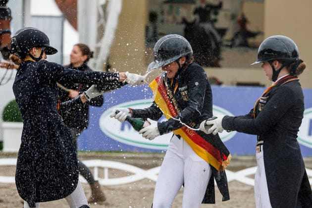 BALVE - LONGINES Balve Optimum 2026, BALVE - LONGINES Balve Optimum 2026 OATLEY Rose (GER), BAUMGUERTEL Lucie-Anouk (GER), GAGEL Pia-Carlotta (GER) Meisterehrung Sektdusche Meisterbad Dressurprüfung Kl. S