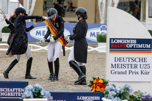 BALVE - LONGINES Balve Optimum 2026, BALVE - LONGINES Balve Optimum 2026 OATLEY Rose (GER), BAUMGUERTEL Lucie-Anouk (GER), GAGEL Pia-Carlotta (GER) Meisterehrung Sektdusche Meisterbad Dressurprüfung Kl. S