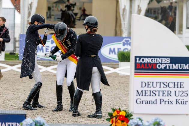 BALVE - LONGINES Balve Optimum 2026, BALVE - LONGINES Balve Optimum 2026 OATLEY Rose (GER), BAUMGUERTEL Lucie-Anouk (GER), GAGEL Pia-Carlotta (GER) Meisterehrung Sektdusche Meisterbad Dressurprüfung Kl. S