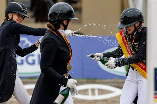 BALVE - LONGINES Balve Optimum 2026, BALVE - LONGINES Balve Optimum 2026 OATLEY Rose (GER), BAUMGUERTEL Lucie-Anouk (GER), GAGEL Pia-Carlotta (GER) Meisterehrung Sektdusche Meisterbad Dressurprüfung Kl. S