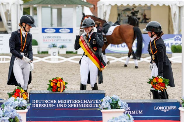 BALVE - LONGINES Balve Optimum 2026, BALVE - LONGINES Balve Optimum 2026 OATLEY Rose (GER), BAUMGUERTEL Lucie-Anouk (GER), GAGEL Pia-Carlotta (GER) Meisterehrung Sektdusche Meisterbad Dressurprüfung Kl. S