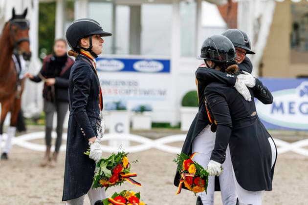 BALVE - LONGINES Balve Optimum 2026, BALVE - LONGINES Balve Optimum 2026 OATLEY Rose (GER), BAUMGUERTEL Lucie-Anouk (GER), GAGEL Pia-Carlotta (GER) Meisterehrung Sektdusche Meisterbad Dressurprüfung Kl. S