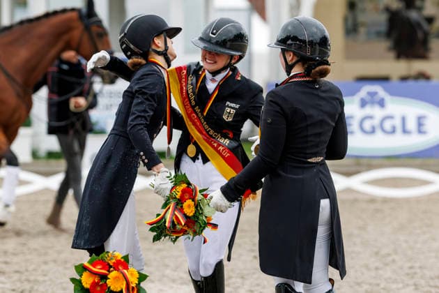 BALVE - LONGINES Balve Optimum 2026, BALVE - LONGINES Balve Optimum 2026 OATLEY Rose (GER), BAUMGUERTEL Lucie-Anouk (GER), GAGEL Pia-Carlotta (GER) Meisterehrung Sektdusche Meisterbad Dressurprüfung Kl. S
