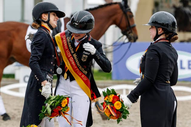 BALVE - LONGINES Balve Optimum 2026, BALVE - LONGINES Balve Optimum 2026 OATLEY Rose (GER), BAUMGUERTEL Lucie-Anouk (GER), GAGEL Pia-Carlotta (GER) Meisterehrung Sektdusche Meisterbad Dressurprüfung Kl. S