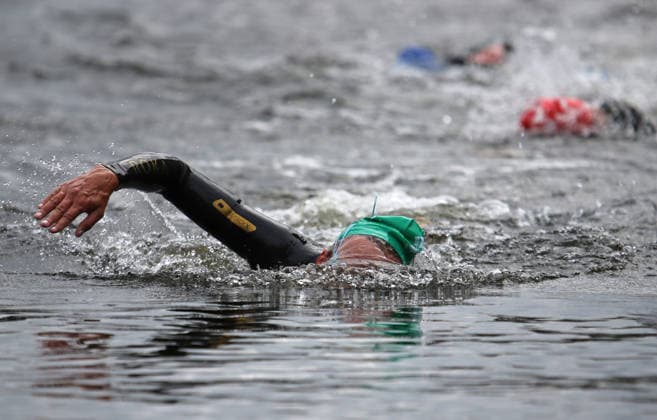 Ironman in Hamburg 2026: Profi-Athletin auf der Schwimmstrecke im EM-Rennen.