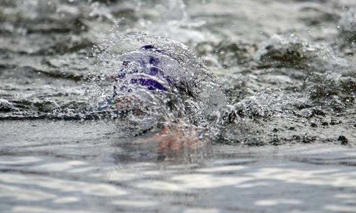 Ironman in Hamburg 2026: Profi-Athletin auf der Schwimmstrecke im EM-Rennen.