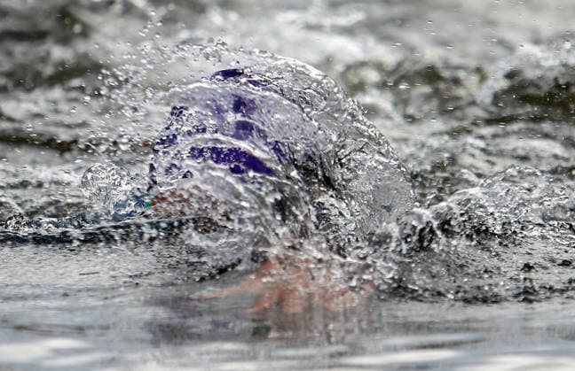 Ironman in Hamburg 2026: Profi-Athletin auf der Schwimmstrecke im EM-Rennen.