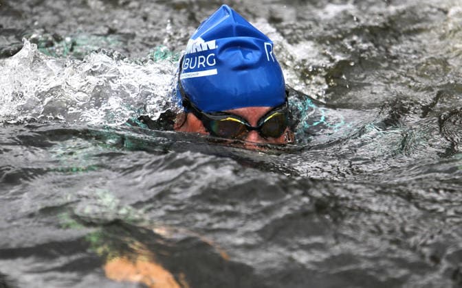 Ironman in Hamburg 2026: Ein Teilnehmer in der Age-Grouper-Klasse auf der Schwimmstrecke kurz vor dem Austieg in die wchselzone.