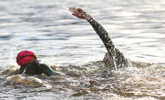 Ironman in Hamburg 2026: Der sehbehinderte Rob Sears (r.) mit seinem Guide Ant Munson (l.) beim Schwimmstart in der Binnenalster.