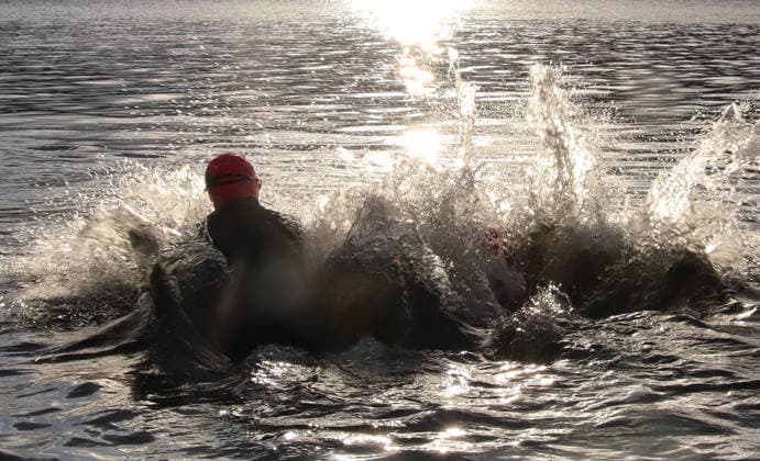Ironman in Hamburg 2026: Der sehbehinderte Rob Sears (r.) mit seinem Guide Ant Munson (l.) beim Schwimmstart in der Binnenalster.