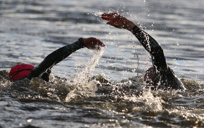 Ironman in Hamburg 2026: Der sehbehinderte Rob Sears (r.) mit seinem Guide Ant Munson (l.) beim Schwimmstart in der Binnenalster.