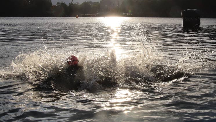 Ironman in Hamburg 2026: Der sehbehinderte Rob Sears (r.) mit seinem Guide Ant Munson (l.) beim Schwimmstart in der Binnenalster.