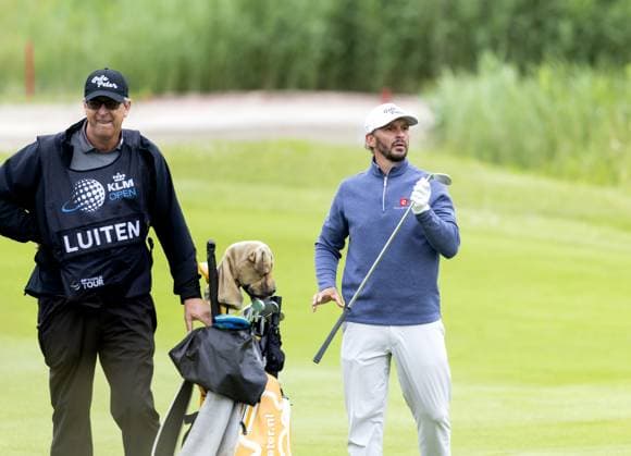 BADHOEVEDORP - Joost Luiten with his caddie Alan Burns (RSA) in action on the final day of the KLM Open golf tournament at golf club The International. SANDER KONING ANP xVIxANPxSportx xxANPxIVx 560363109 originalFilename: 560363109.jpg
