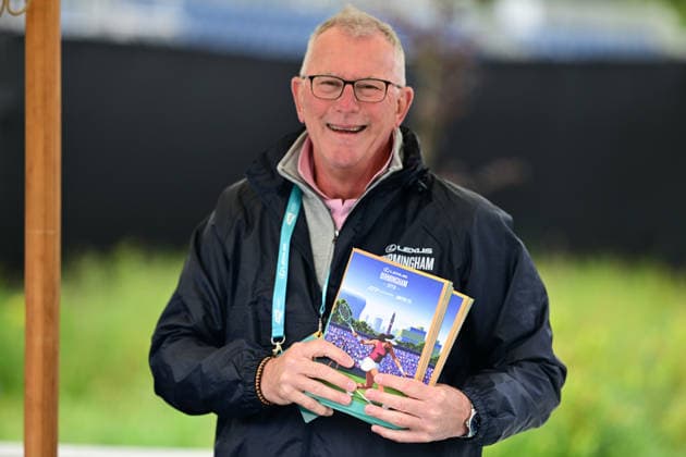 Tennis Lexus Birmingham Open WTA125 ATP, Tennis Herren Challenger A volunteer sells programmes during the Lexus Birmingham Open WTA125 ATP Challenger tennis at Edgbaston Priory Club, Birmingham, UK on 7 June 2026. Birmingham Edgbaston Priory Club West Midlands UK Editorial use only , Copyright: xDennisxGoodwinx PSI-24321-0002