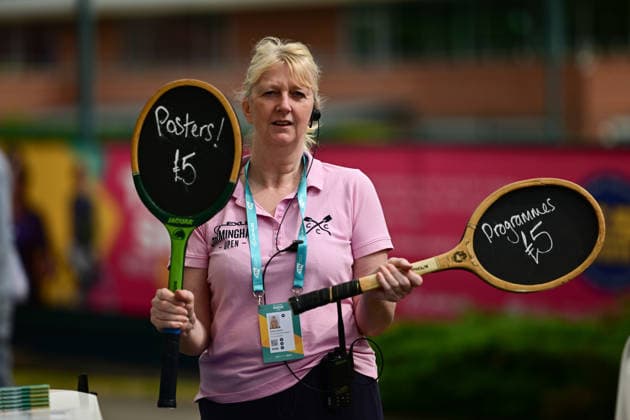 Tennis Lexus Birmingham Open WTA125 ATP, Tennis Herren Challenger A volunteer holds rackets advertising programmes and posters for sale during the Lexus Birmingham Open WTA125 ATP Challenger tennis at Edgbaston Priory Club, Birmingham, UK on 7 June 2026. Birmingham Edgbaston Priory Club West Midlands UK Editorial use only , Copyright: xDennisxGoodwinx PSI-24321-0003