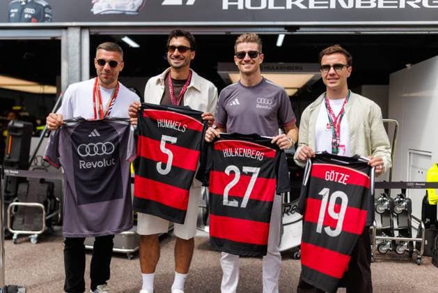 Lukas Podolski, Mars Hummels, Nico Huelkenberg (Audi Revolut F1 Team, 27) und Mario Goetze mit Trikots und ihrem Namen drauf, Grosser Preis von Monaco, Motorsport, Formel 1, Saison 2026, 07.06.2026 Grosser Preis von Monaco, Motorsport, Formel 1, Saison 2026, 07.06.2026 *** Lukas Podolski, Mars Hummels, Nico Huelkenberg Audi Revolut F1 Team, 27 and Mario Goetze with jerseys and their names on them, Monaco Grand Prix, Motorsport, Formula 1, 2026 season, 07 06 2026 Monaco Grand Prix, Motorsport, Formula 1, 2026 season, 07 06 2026 Copyright: xEibner-Pressefoto AlexanderxNeisx EP_ANS