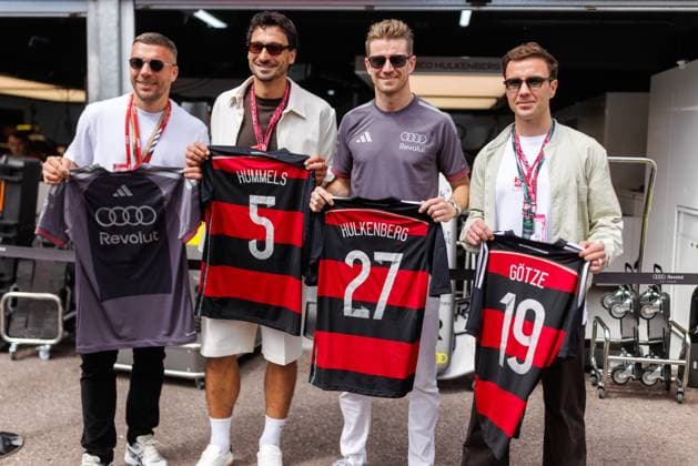 Lukas Podolski, Mars Hummels, Nico Huelkenberg (Audi Revolut F1 Team, 27) und Mario Goetze mit Trikots und ihrem Namen drauf, Grosser Preis von Monaco, Motorsport, Formel 1, Saison 2026, 07.06.2026 Grosser Preis von Monaco, Motorsport, Formel 1, Saison 2026, 07.06.2026