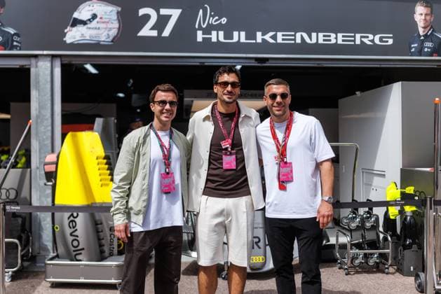 Mario Goetze, Matt Hummels und Lukas Podolski vor der Box von Nico Huelkenberg (Audi Revolut F1 Team, 27), Grosser Preis von Monaco, Motorsport, Formel 1, Saison 2026, 07.06.2026 Grosser Preis von Monaco, Motorsport, Formel 1, Saison 2026, 07.06.2026