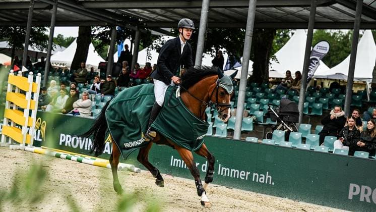Balve Optimum am Sonntag 7. Juni ** NUR FÜR REDAKTIONELLE ZWECKE ** EDITORIAL USE ONLY **<p>Siegerehrungder Preis der Provinzial Versicherung Qualifikation zum Junioren-Förderpreis 2026 Klasse S * - Sieger Johannes Prior - am Sonntag, 7. Juni 2026 in Balve Optimum in Balve. . Copyright: SvenjaxHanusch