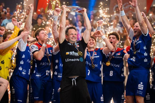 Balingen: HBL - 25 26 - HBW Balingen - SG BBM Bietigheim Trainer Matthias Flohr (HBW Balingen) mit der Schale, Schlussjubel Schlußjubel Emotion Freude Balingen Baden-Württemberg Deutschland