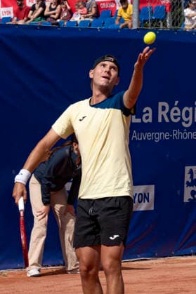 TENNIS : Open Sopra Steria - Lyon Villeurbanne 07 06 2026 Le bulgare Iliyan RADULOV affronte Mariano KESTELBIOM lors des qualifications du tournoi de tennis ATP, Tennis Herren Challenger Tour, Open Sopra Steria Ã Lyon-Villeurbanne, le 07 06 2026. Photo Sandrine Thesillat PsNewZ  Copyright: xSandrinexTHESILLATx
