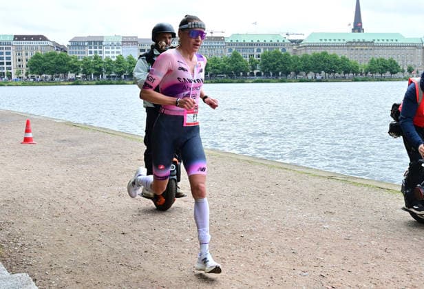 GER; Ironman Hamburg 07.06.2026, GER; Ironman Hamburg, Elite Frauen im Bild Laura Philipp (GER) auf der Laufstrecke an der Binnenalster