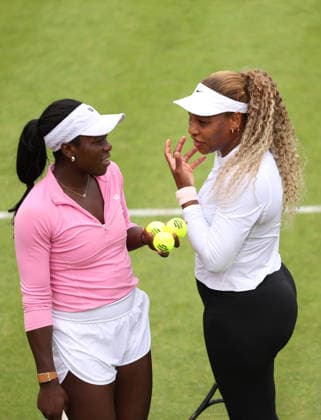 Serena Williams of USA talks tactics with Victoria Mboko during a practice session at Queen s Club HSBC Queen s Club Championships, Day Two, Tennis, Queen s Club, West Kensington, London, UK - 07 Jun 2026London Queen s Club United Kingdom  Copyright: xEllaxLing Shutterstockx 16915783n