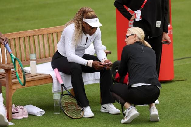 Serena Williams of USA speaks to coach Rennae Stubbs during a practice session at Queen s Club HSBC Queen s Club Championships, Day Two, Tennis, Queen s Club, West Kensington, London, UK - 07 Jun 2026London Queen s Club United Kingdom  Copyright: xEllaxLing Shutterstockx 16915783f
