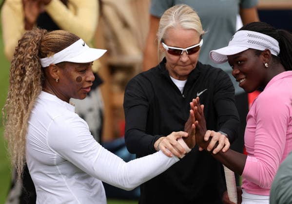 Serena Williams of USA compares hands with Victoria Mboko during a practice session at Queen s Club with coach Rennae Stubbs HSBC Queen s Club Championships, Day Two, Tennis, Queen s Club, West Kensington, London, UK - 07 Jun 2026London Queen s Club United Kingdom  Copyright: xEllaxLing Shutterstockx 16915783i