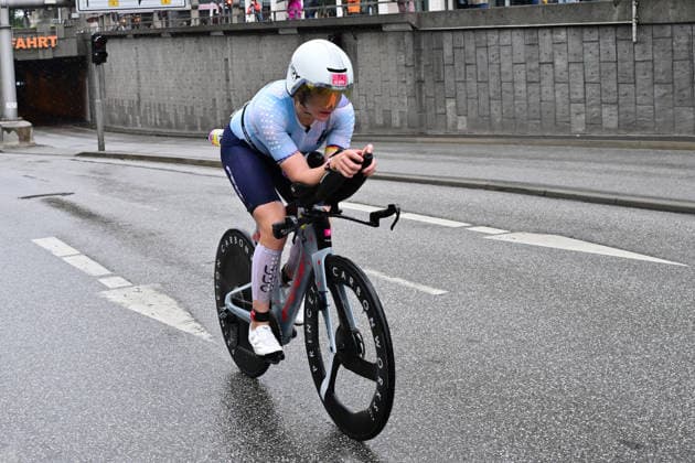 GER; Ironman Hamburg 07.06.2026, GER; Ironman Hamburg, Elite Frauen im Bild Solveig Lovseth (NOR) auf dem Fahrrad an der Kunsthalle