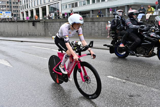 GER; Ironman Hamburg 07.06.2026, GER; Ironman Hamburg, Elite Frauen im Bild Katrine Christensen (DNK) auf dem Fahrrad an der Kunsthalle