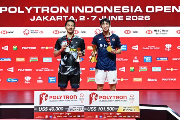 (260607) -- JAKARTA, June 7, 2026 -- Winner Victor Lai (R) of Canada and runner-up Jonatan Christie of Indonesia pose for photos during the awarding ceremony for the men s singles event at the Indonesia Open 2026 badminton tournament in Jakarta, Indonesia, June 7, 2026. ) (SP)INDONESIA-JAKARTA-BADMINTON-INDONESIA OPEN-MEN S SINGLES-FINAL VerixSanovri 