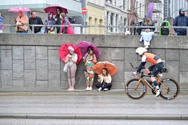 GER; Ironman Hamburg 07.06.2026, GER; Ironman Hamburg, Jedermaenner im Bild Feature Zuschauer mit Regenschirm und Radfahrer