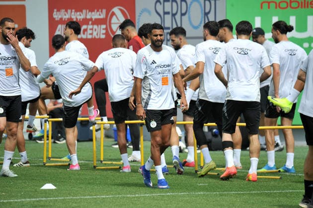 Dernier EntraInement de l Equipe nationale Algerien Riyad Mahrez joueur algerien et capitaine d equipe (C), lors de derniere seance d entrainement de l equipe nationale algerienne, au centre technique national de sidi moussa a Alger en Algerie le 07 Juin 2026, avente depart ver la coupe du Monde 2026 (Photo By Ohtmane APP) Alger Algeria Copyright: xAlgÃ riexPressexPhotosxAPPxOhtmanex xAPPx DSC_4547.jpeg