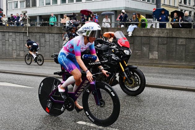 GER; Ironman Hamburg 07.06.2026, GER; Ironman Hamburg, Elite Frauen im Bild Marjolaine PierrÃ (FRA) auf dem Fahrrad an der Kunsthalle