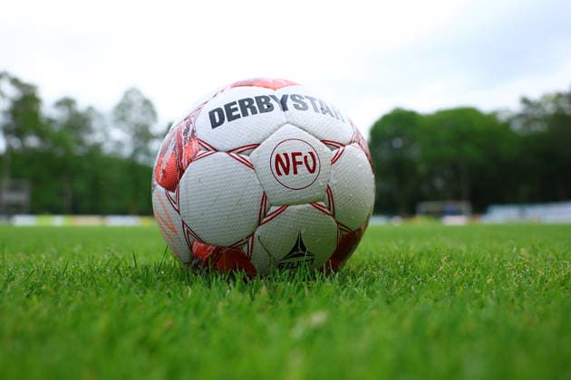 Der A-Platz in Heeslingen. Hier tragen der Eimsbütteler TV und der Blumenthaler SV das dritte Aufstiegsspiel zur Regionalliga Nord aus. Auf dem Platz liegt der Spielball mit NFV-Logo. Fußball I Herren I Aufstiegsrunde zur Regionalliga Nord I Saison 2025-2026 I 3. Spiel I Eimsbütteler TV - Blumenthaler SV I 07.06.2026 I A-Platz Heeslingen