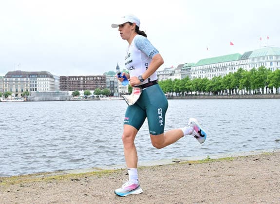 GER; Ironman Hamburg 07.06.2026, GER; Ironman Hamburg, Elite Frauen im Bild India Lee (GBR) an der Binnenalster