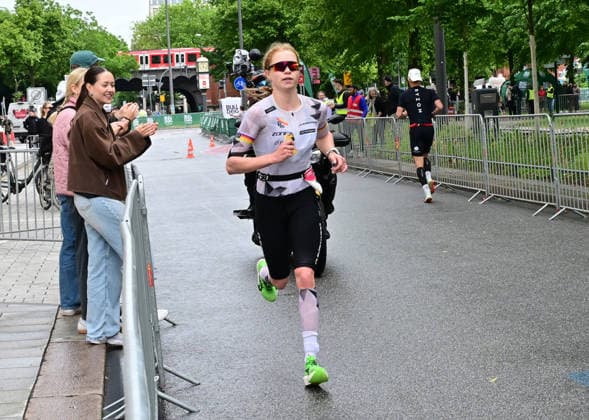 GER; Ironman Hamburg 07.06.2026, GER; Ironman Hamburg, Elite Frauen im Bild Katrine Christensen (DNK) beim Laufen an der Binnenalster