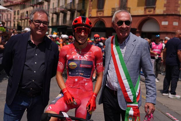 Italy™s Elisa Balsamo of Lidl - Trek™s with mayor of Saluzzo Franco Demaria during Stage 9 of the Giro d™Italia Women, from Saluzzo to Saluzzo, Italy, Sunday, June 7, 2026.  Copyright: xDavidexSpada Lapressex