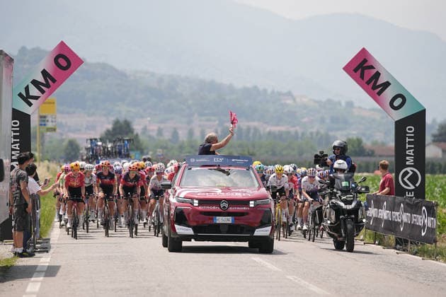 KM0 car race The pack rides during Stage 9 of the Giro d™Italia Women, from Saluzzo to Saluzzo, Italy, Sunday, June 7, 2026.  Copyright: xMarcoxAlpozzi LaPressex