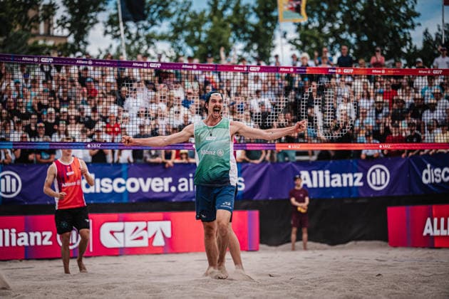 Beachvolleyball Männer Allianz German Beach Tour 2026 Tourstop Berlin 07.06.2026 Jannik Kühlborn jubelt nach dem Sieg Berlin Funkhaus Beach Berlin Deutschland