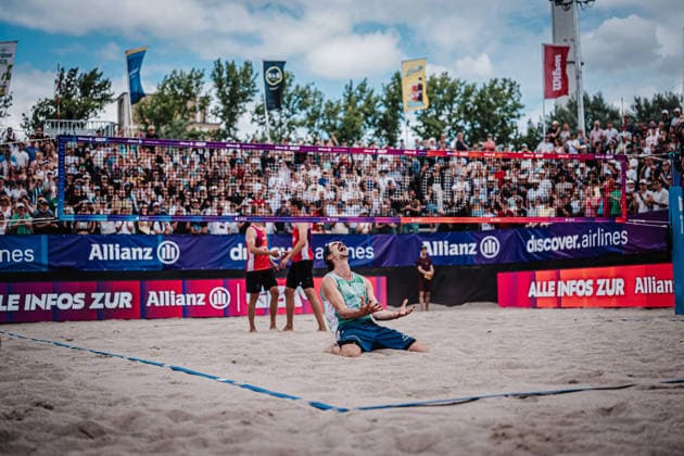 Beachvolleyball Männer Allianz German Beach Tour 2026 Tourstop Berlin 07.06.2026 Jannik Kühlborn jubelt nach dem Sieg Berlin Funkhaus Beach Berlin Deutschland