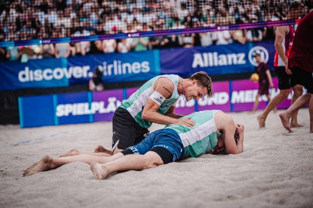 Beachvolleyball Männer Allianz German Beach Tour 2026 Tourstop Berlin 07.06.2026 oben Luis Kubo unten Jannik Kühlborn jubeln nach dem Sieg Berlin Funkhaus Beach Berlin Deutschland