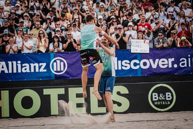 Beachvolleyball Männer Allianz German Beach Tour 2026 Tourstop Berlin 07.06.2026 v.l. Luis Kubo und Jannik Kühlborn jubeln nach dem Sieg Berlin Funkhaus Beach Berlin Deutschland