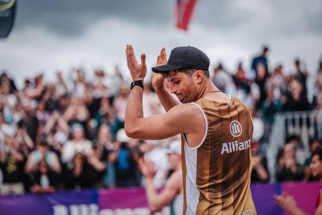 Beachvolleyball Männer Allianz German Beach Tour 2026 Tourstop Berlin 07.06.2026 Sven Winter applaudiert den Fans Berlin Funkhaus Beach Berlin Deutschland