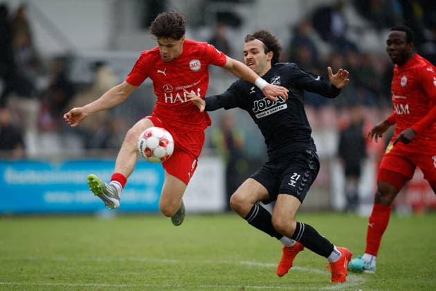 Fußball I Männer I Aufstiegsrunde I Regionalliga Nord I 1. FC Germania Egestorf-Langreder - SV Todesfelde I 07.06.2026 Finn Hoffmann (9, 1. FC Germania Egestorf-Langreder) und Maximilian Musci (21, SV Todesfelde) im Kampf um den Ball am Strafraum Bremen Rasenplatz BRZ-Arena Bremen Deutschland