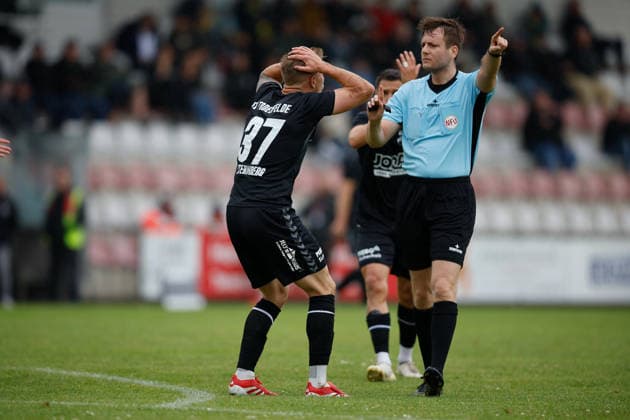 Fußball I Männer I Aufstiegsrunde I Regionalliga Nord I 1. FC Germania Egestorf-Langreder - SV Todesfelde I 07.06.2026 Janek Sternberg (37, SV Todesfelde) kann die Entscheidung von Tom Holsten (Schiedsrichter) nicht fassen. Bremen Rasenplatz BRZ-Arena Bremen Deutschland