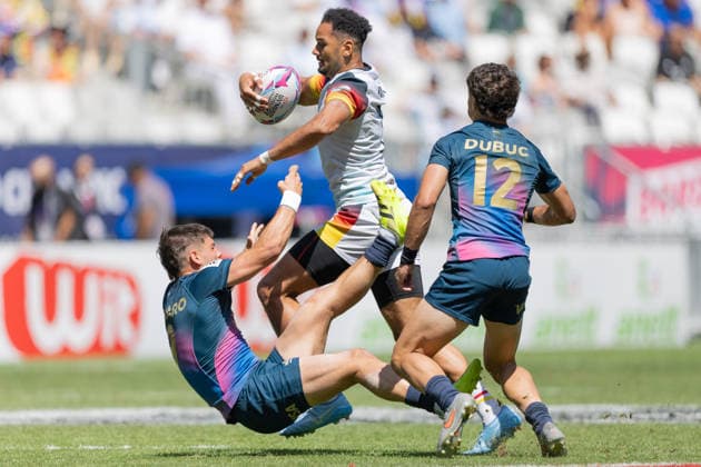 Deutschland - Argentinien, SVNS Rugby World Championship, WM, Weltmeisterschaft Chris Umeh (Deutschland, 7) überrent Pedro De Haro (Argentinien, 9) und Sebastian Dubuc (rechts). Spiel um Platz 9 zwischen Deutschland und Argentinien. Drittes Turnier der SVNS World Championship, Siebener-Rugby WM vom 5. bis 7. Juni 2026 in Bordeaux (Frankreich). 7. Juni 2026., Bordeaux Region Nouvelle-Aquitaine Frankreich Stade Atlantique
