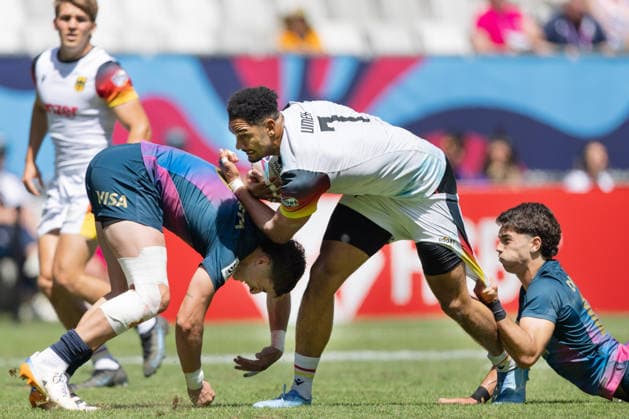 Deutschland - Argentinien, SVNS Rugby World Championship, WM, Weltmeisterschaft Chris Umeh (Deutschland, 7) wird von Marcos Moneta (Argentinien, 13) und Sebastian Dubuc (rechts) bekämpft. Spiel um Platz 9 zwischen Deutschland und Argentinien. Drittes Turnier der SVNS World Championship, Siebener-Rugby WM vom 5. bis 7. Juni 2026 in Bordeaux (Frankreich). 7. Juni 2026., Bordeaux Region Nouvelle-Aquitaine Frankreich Stade Atlantique